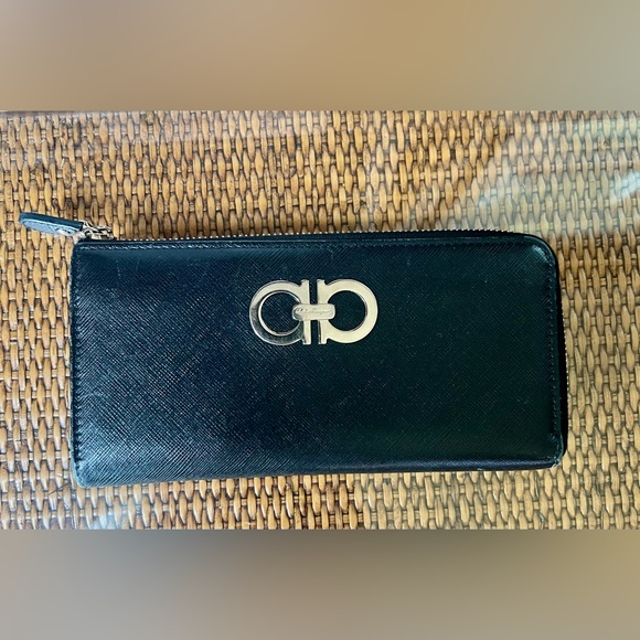 Authentic Salvatore Ferragamo Saffiano Leather Black Women's Zippy Wallet EUC! - Picture 3 of 16